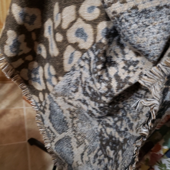 NWOT Scarf multi-print - Picture 5 of 6